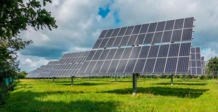 Sončna elektrarna na travniku - polje sončnih panelov, Victoriam